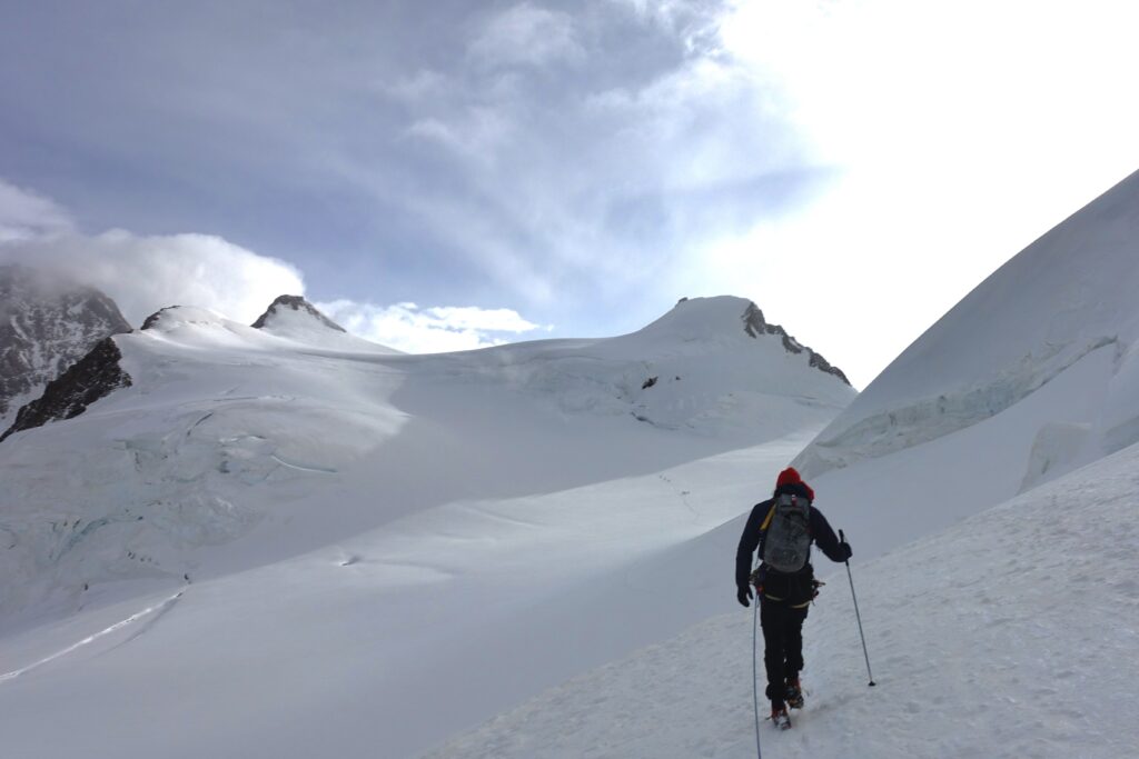 Salendo alla Capanna Margherita tra i ghiacciai del Monte Rosa con una Guida Alpina